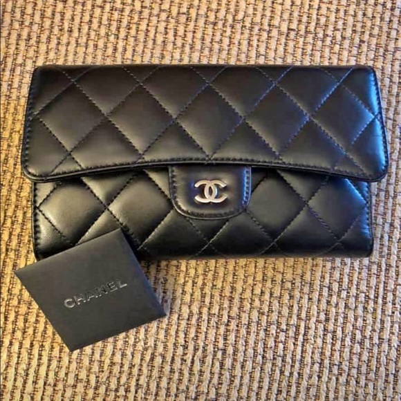 CHANEL Handbags - CHANEL wallet
